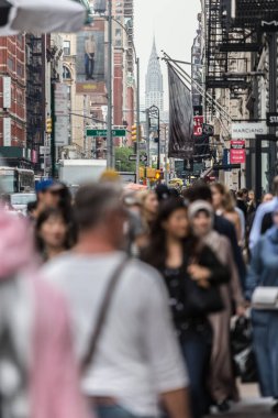 New York, Ny, Usa - 17 Mayıs 2018: 17 Mayıs 2018 'de New York City, Usa' da Manhattan 'da Broadway Bulvarı' nın kaldırımında yürüyen bir grup insan.