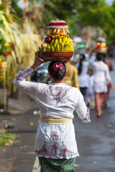Bali, Indonesia - Feb 2, 2012 - Hari Raya Galungan y Umanis Galungan fesival desfile - los días para celebrar la victoria del Bien sobre el mal, el 2 de febrero de 2012 en Bali, Indonesia — Foto de Stock