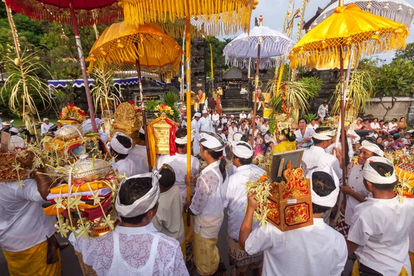 Bali, Indonesia - Feb 2, 2012 - Hari Raya Galungan y Umanis Galungan fesival desfile - los días para celebrar la victoria del Bien sobre el mal, el 2 de febrero de 2012 en Bali, Indonesia — Foto de Stock