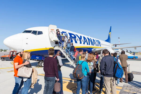 Trieste airport, Italy - 20 April 2018: People boarding Ryanair plane on Friuli Venezia Giulia Airport in Trieste, italy on April 20th, 2018. Ryanair is the biggest low-cost airline company in Europe — Stock Photo, Image