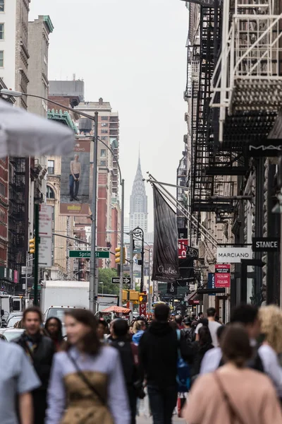 New York, NY, USA - 17 mai 2018 : Des foules de personnes marchent sur le trottoir de Broadway avenue à Soho de Midtown Manhattan le 17 mai 2018 à New York, USA . — Photo