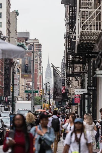 New York, Ny, Usa - 17 Mayıs 2018: 17 Mayıs 2018 'de New York City, Usa' da Manhattan 'da Broadway Bulvarı' nın kaldırımında yürüyen bir grup insan.