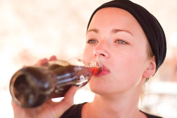 Mulher bebendo Coca-Cola de marcas garrafa retro em 01 de outubro de 2013 em Marrakech, Marrocos. A Coca-Cola é a marca dos refrigerantes mais famosos do mundo . — Fotografia de Stock