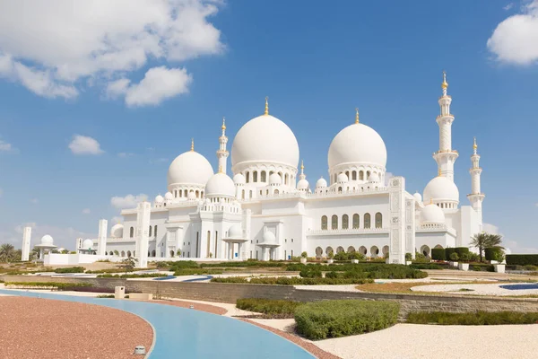 Scheich-Zayed-Moschee in Abu Dhabi, der Hauptstadt der Vereinigten Arabischen Emirate — Stockfoto