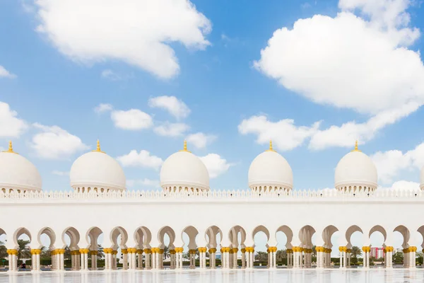 Scheich-Zayed-Moschee in Abu Dhabi, der Hauptstadt der Vereinigten Arabischen Emirate — Stockfoto