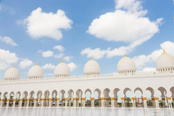 Scheich-Zayed-Moschee in Abu Dhabi, der Hauptstadt der Vereinigten Arabischen Emirate — Stockfoto