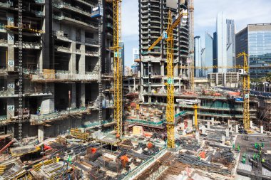 Modern soyutlama sahasında çalışan işçiler Dubai 'de çalışıyor. Hızlı kentsel gelişim kutsandı