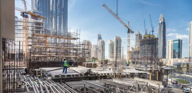Modern soyutlama sahasında çalışan işçiler Dubai 'de çalışıyor. Hızlı kentsel gelişim kutsandı