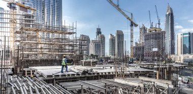 Modern soyutlama sahasında çalışan işçiler Dubai 'de çalışıyor. Hızlı kentsel gelişim kutsandı