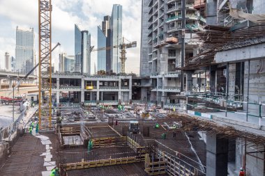 Modern soyutlama sahasında çalışan işçiler Dubai 'de çalışıyor. Hızlı kentsel gelişim kutsandı