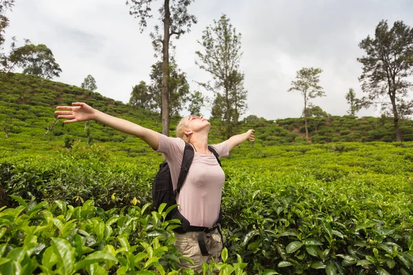 Etkin Beyaz sarışın kadın enjoing temiz hava ve bozulmamış doğa çay plantaitons arasında izleme sırasında Ella, Sri Lanka yakın. Bacpecking açık havada turist macera — Stok fotoğraf
