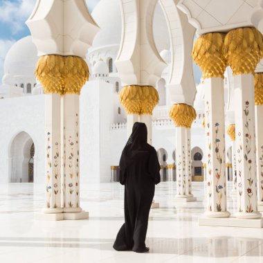 Geleneksel olarak siyah çarşaf giyen Arap kadın Abu Dabi, Birleşik Arap Emirlikleri 'nde Şeyh Zayed Büyük Camii' ni yakıyor.