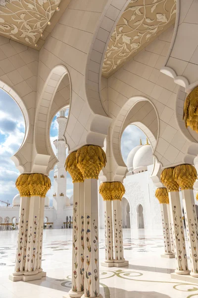 Architektonische Details aus der Scheich-Zayed-Moschee in den Vereinigten Arabischen Emiraten. — Stockfoto
