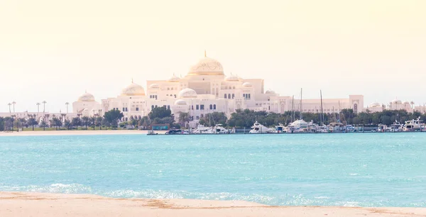 Neuer Präsidentenpalast, abu dhabi, vereinigte arabische Emirate. — Stockfoto