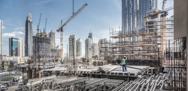 Modern soyutlama sahasında çalışan işçiler Dubai 'de çalışıyor. Hızlı kentsel gelişim kutsandı