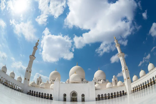 阿拉伯联合酋长国首都阿布扎比谢赫扎耶德大清真寺 — 图库照片