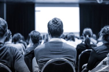 Bilimsel iş konferansında konuşmacı sunum yapıyor.