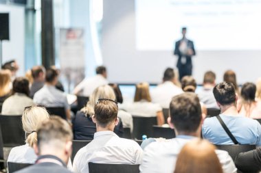 Erkek iş konuşmacısı iş konferansında bir konuşma yapıyor.