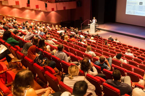 Företagare håller föredrag vid företagskonferensens evenemang. — Stockfoto