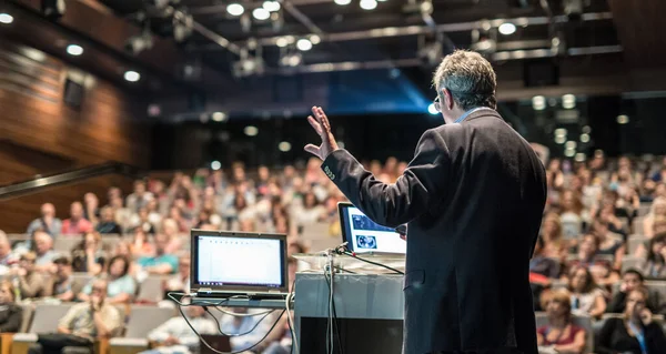 Ponente público dando charla en evento de negocios. —  Fotos de Stock