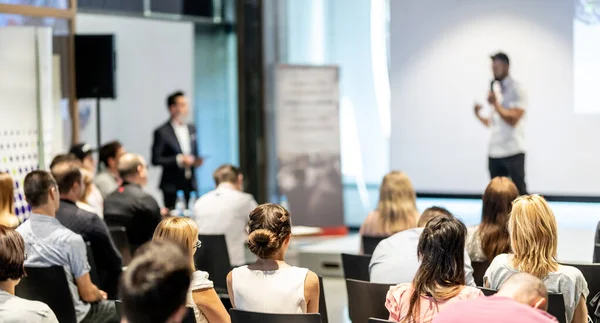 Erkek iş konuşmacısı iş konferansında bir konuşma yapıyor.