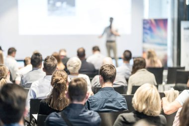 Erkek iş konuşmacısı iş konferansında bir konuşma yapıyor.