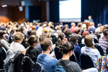 Bilimsel iş konferansında konuşmacı sunum yapıyor.