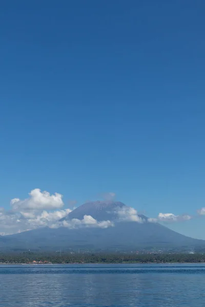 Vulcano Agung vista dal mare. Isola di Bali, Indonesia — Foto Stock