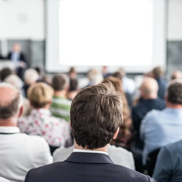 Obchodní mluvčí přednáší na obchodní konferenci. — Stock fotografie