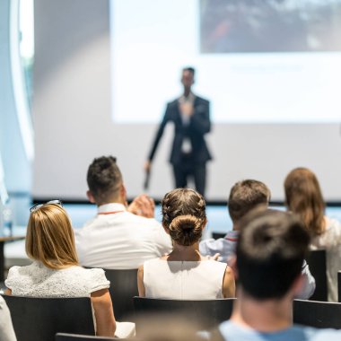 Erkek iş konuşmacısı iş konferansında bir konuşma yapıyor.