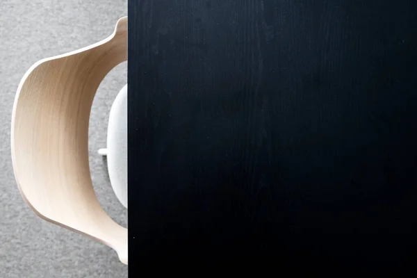 Designérské křeslo u černého kancelářského stolu. Moderní minimalistické pracoviště — Stock fotografie