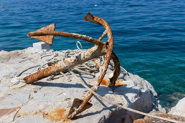 古いさびアンカーオンロックによって青い海 — ストック写真