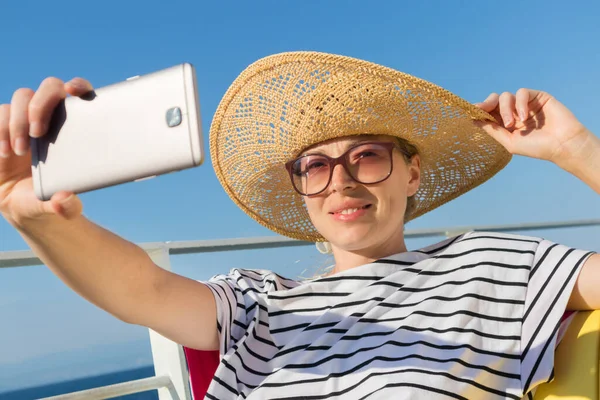 Mulher loira bonita e romântica tirando foto auto-retrato selfie em férias de verão viajando de barco de balsa de navio de cruzeiro. — Fotografia de Stock