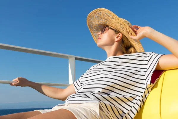 Mooie, romantische blonde vrouw het nemen van selfie zelfportret foto op zomervakantie reizen met cruse schip veerboot. — Stockfoto