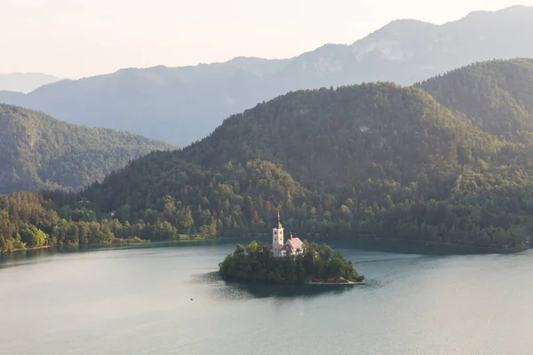 Lake Bled, sziget templommal és az Alpok a háttérben, Szlovénia — Stock Fotó
