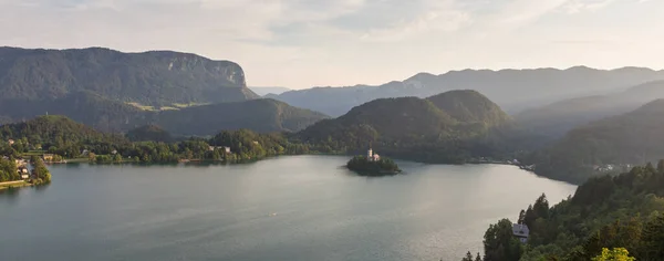 Lac de Bled, île avec une église et les Alpes en arrière-plan, Slovénie — Photo
