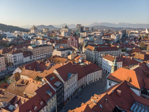 Panoramatický výhled na Lublaň, hlavní město Slovinska, při západu slunce. Prázdné ulice slovinského hlavního města během opatření na sociální distancování viru korony v roce 2020 — Stock fotografie