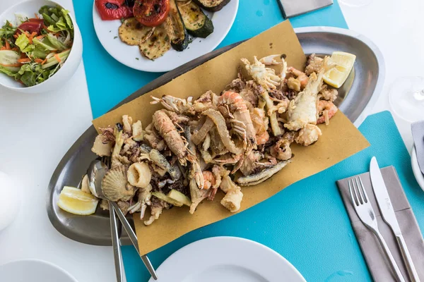 Prato de comida do mar frito delicioso para dois em férias de verão no restaurador costal croata tradicional pelo mar . — Fotografia de Stock