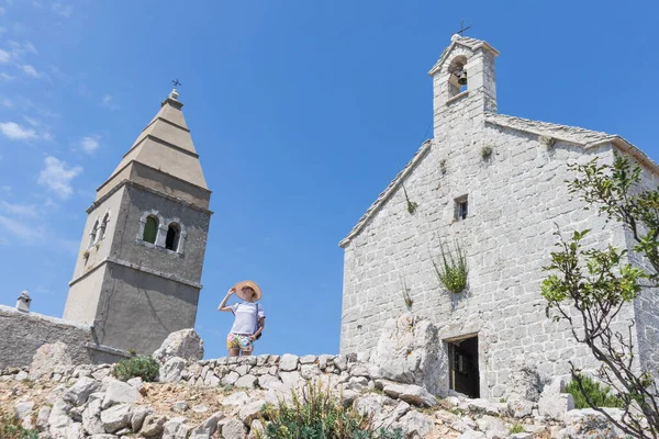 Female traveler sightseeing in an ancient costal village of Lubenice on the island of Cres, Croatia — Stock Photo, Image