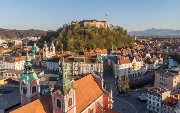 Légi drón panoráma Ljubljanára, Szlovénia fővárosára a meleg délutáni napon — Stock Fotó