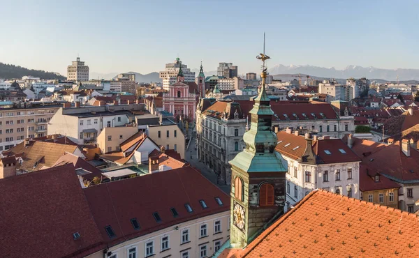 Vista panorámica panorámica panorámica de los tejados del centro medieval de la ciudad, el ayuntamiento y la iglesia catedral en Liubliana, capital de Eslovenia, al atardecer —  Fotos de Stock