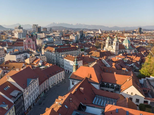 Panoramisch uitzicht op Ljubljana, hoofdstad van Slovenië, bij zonsondergang. Lege straten van de Sloveense hoofdstad tijdens de corona-viruspandemie in 2020 — Stockfoto
