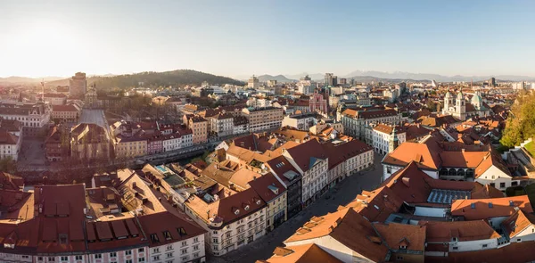 Vista panoramica di Lubiana, capitale della Slovenia, al tramonto. Strade vuote della capitale slovena durante le misure di allontanamento sociale pandemica del virus della corona nel 2020 — Foto Stock