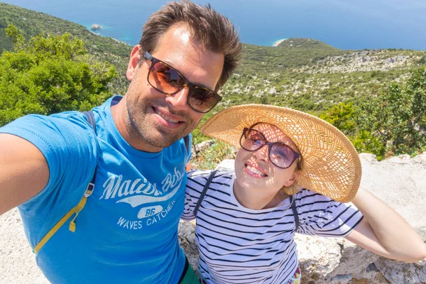 在克罗地亚亚得里亚海沿岸度假时，一对美丽、浪漫的高加索夫妇自拍自画像 — 图库照片