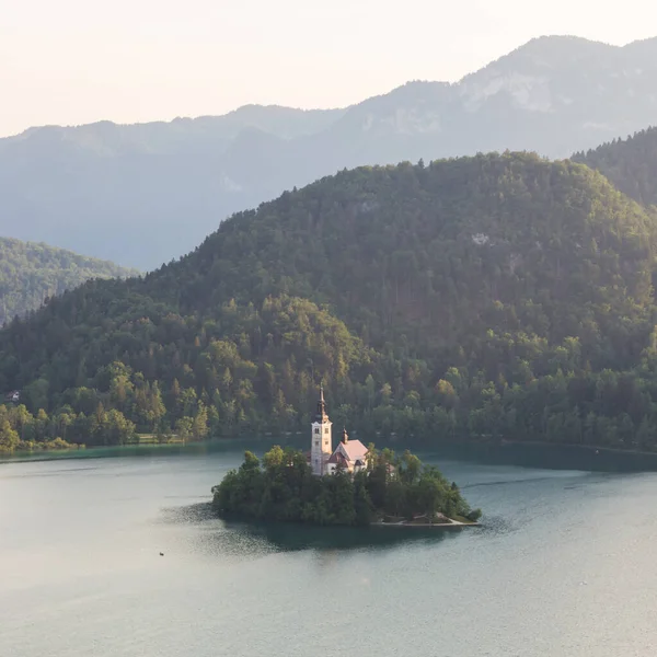 Lake Bled, sziget templommal és az Alpok a háttérben, Szlovénia — Stock Fotó