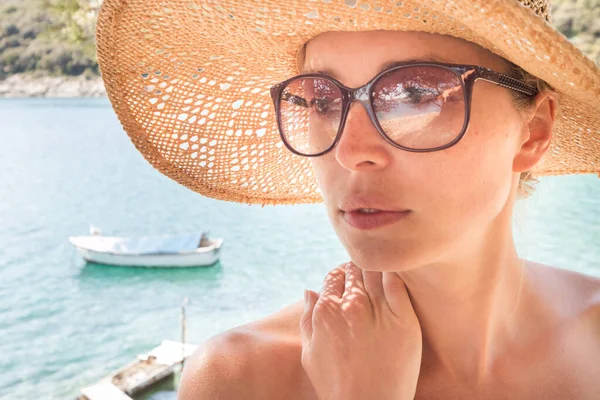 Primer plano retrato de no maquillaje natural hermosa sensual mujer con sombrero de sol de paja en la playa a la sombra de un pino —  Fotos de Stock