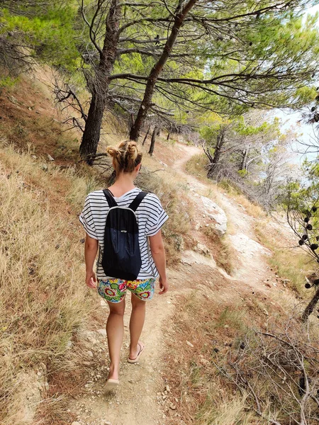 Joven activo feamle turista usando pequeña mochila caminando en co —  Fotos de Stock