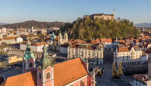 Vista panorámica del dron aéreo de Liubliana, capital de Eslovenia bajo el cálido sol de la tarde — Foto de Stock