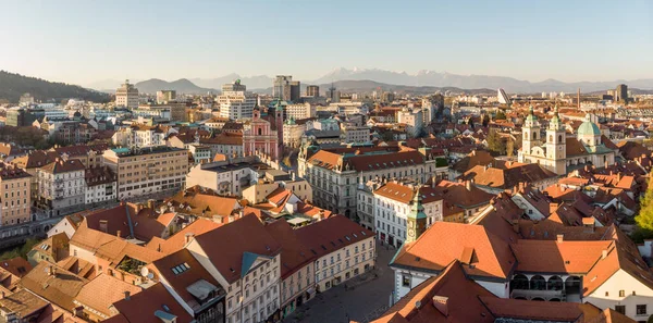 Gün batımında Slovenya 'nın başkenti Ljubljana' nın panoramik manzarası. 2020 yılında Corona virüsü salgınında Slovenya başkentinin boş sokakları sosyal uzaklık ölçümleri — Stok fotoğraf