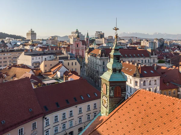 Vista panorámica panorámica panorámica de los tejados del centro medieval de la ciudad, el ayuntamiento y la iglesia catedral en Liubliana, capital de Eslovenia, al atardecer — Foto de Stock